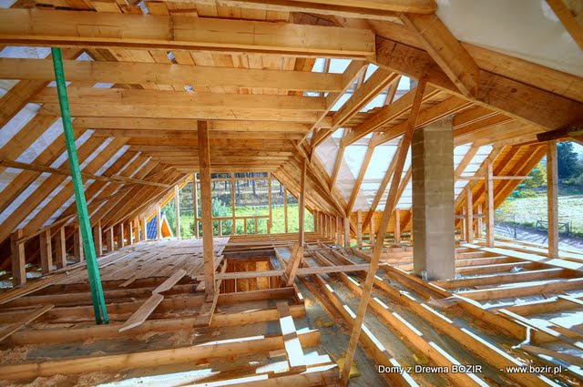 konstrukcja więźby dachowej w domu z drewna
